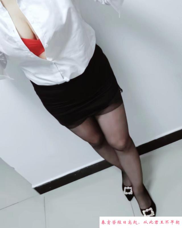 制服性感眼镜熟女 第3张