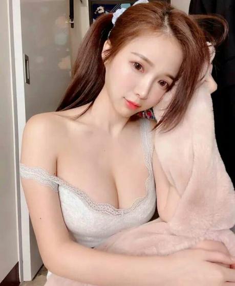 水多胸嫩的妹子 第1张