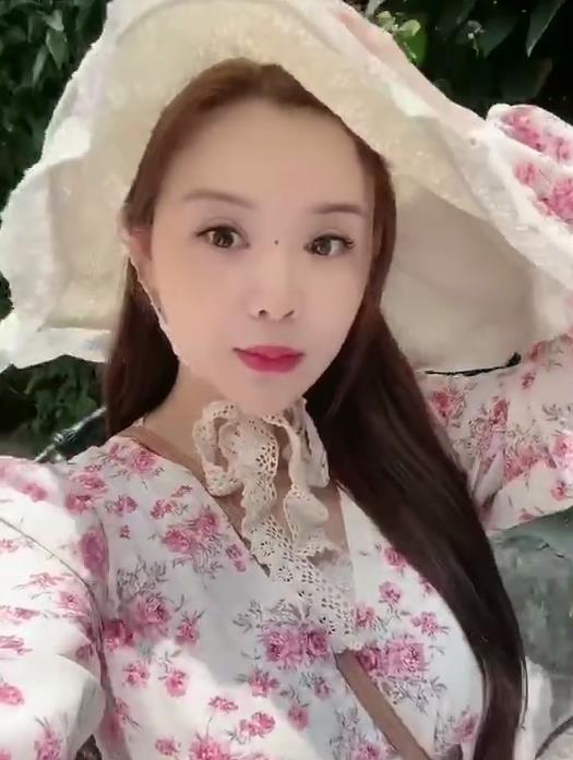 身材很好的小姐姐 第2张